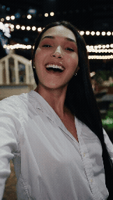 Mulher se filmando e falando